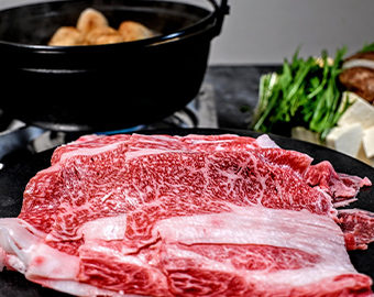 黒い皿に霜降り和牛の薄切り肉が並べられた写真